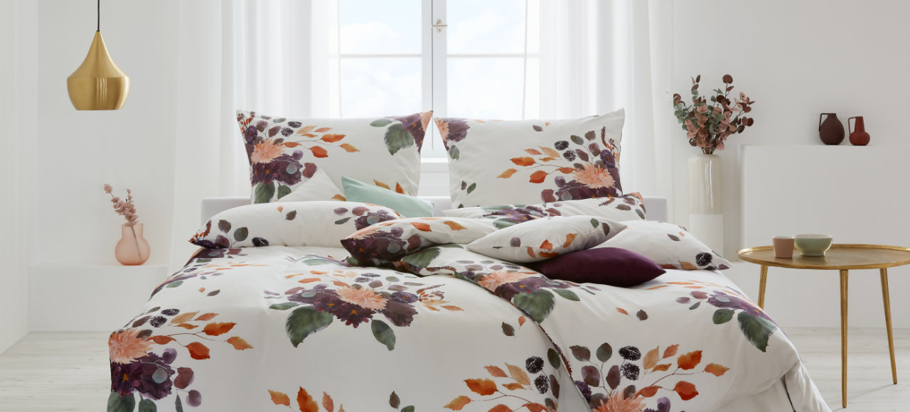 Schlafzimmer mit Bio Satin Bettwäsche aus reiner Bio-Baumwolle im Herstblumen Design von Cotonea