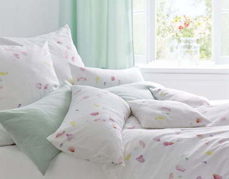 Bio Bettwäsche Kissenbezüge mit Blütenblättern von Cotonea