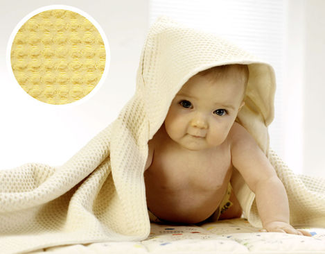 Cotonea Baby Kapuzenbadetuch aus reiner Bio-Baumwolle Waffelpikee mit Flanell in Gelb