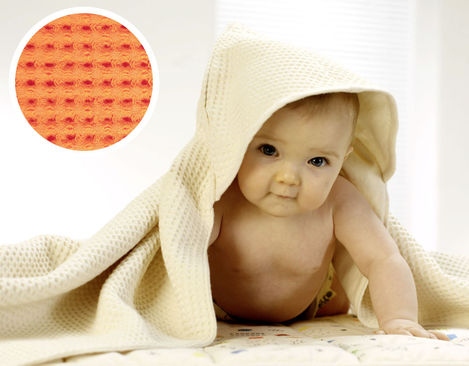 Cotonea Baby Kapuzenbadetuch aus reiner Bio-Baumwolle Waffelpikee mit Flanell in Orange