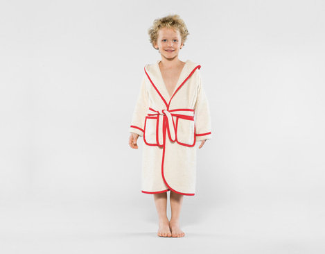 Kinderbademantel getragen von Jungen in Natur mit rotem Saum und Gürtel