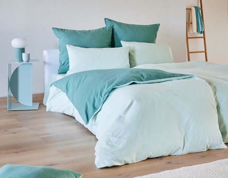 Edel-Biber Wendebettwäsche aus Bio-Baumwolle von Cotonea im Schlafzimmer in Aqua und Arktik