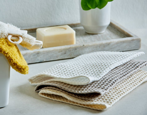 Kollektion an Waschhandschuhen aus Bio Waffelpikee gestapelt in vielen verschiedenen Farben