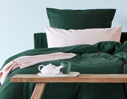 Edel-Biber Bettwäsche aus Bio-Baumwolle im Schlafzimmer auf Bett in Pinien Grün