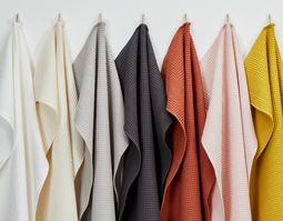 Bio Waffelpikee-Handtuch Kollektion hängend in breiter Farbpalette