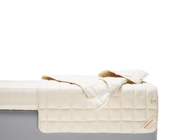 Unterbett aus Bio-Baumwolle Schutz für die Matratze auf Bett gelegt