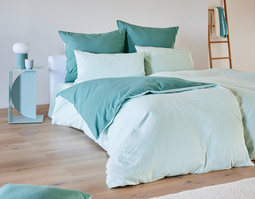 Edel-Biber Wendebettwäsche aus Bio-Baumwolle von Cotonea im Schlafzimmer in Aqua und Arktik