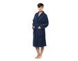Frottier-Badenmantel getragen von Frau nach dem Duschen in Marine Blau